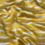 auksinis ilgas šilkinis šalikas