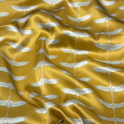 auksinis ilgas šilkinis šalikas