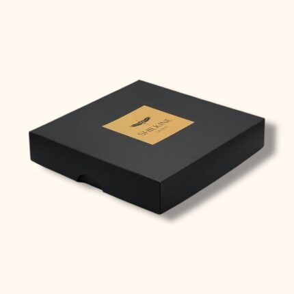 juoda dovanų dėežutė