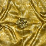 šilkinis raštuotas auksinis šalikėlis