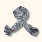 šilkinis šalikas sidabro spalvos