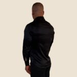 šilkiniai vyriški juodi marškiniai šonu