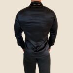juodi šilkiniai vyriški marškiniai nugara