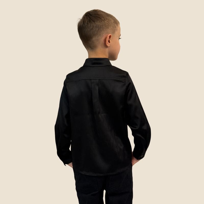 juodi šilkinia berniukiški i marškinukai