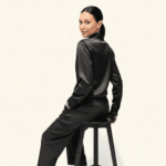 šilkiniai juodi marškiniai moterims