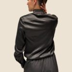 šilkiniai juodi moteriški marškiniai nugara