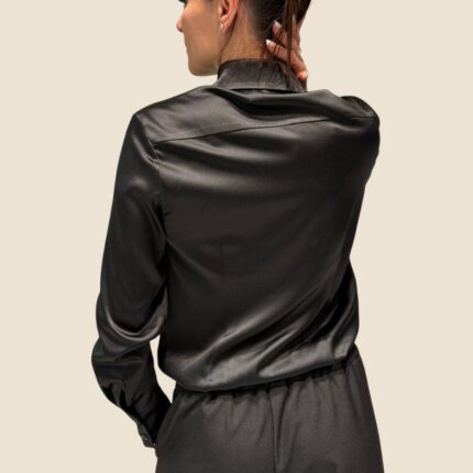šilkiniai juodi moteriški marškiniai nugara
