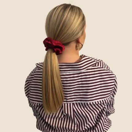 didelė raudona šilkinė plaukų gumelė