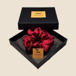 raudona šilkinė gumelė plaukams