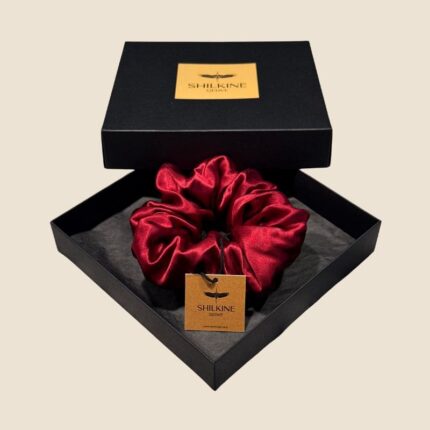 raudona šilkinė gumelė plaukams