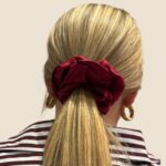 didelė raudona šilkinė gumelė plaukams