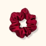 šilkinė raudona plaukų gumelė