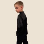 juodi šilkiniai marškinukai berniukui šonu