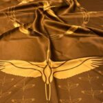 šilkinė ruda skara su gervėm