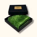 šilkinė žalia skara dėžutėje