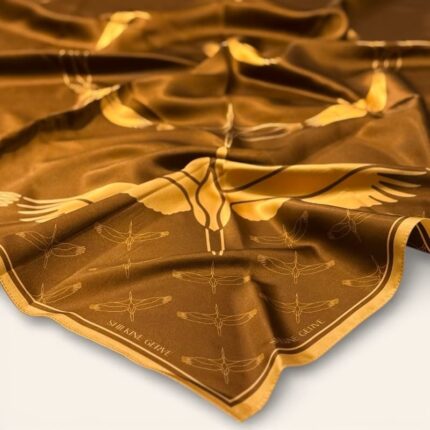 šilkinė kvadratinė ruda skara