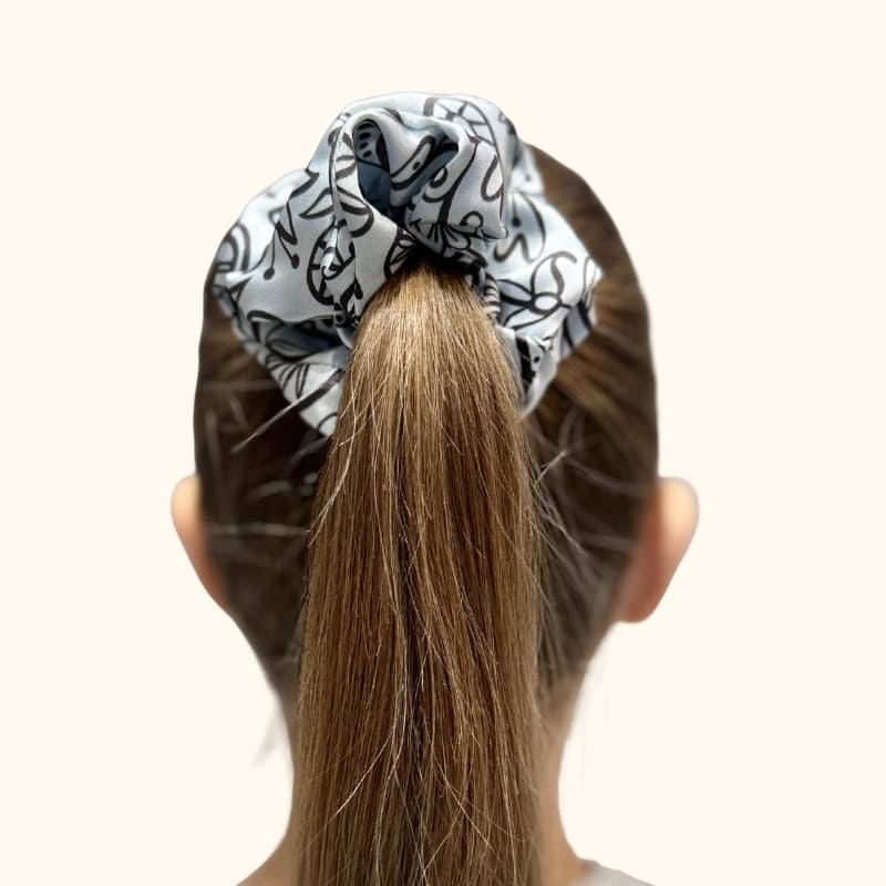 šilkinė sidabro spalvos gumytė