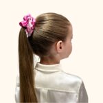 Šilkinė rožinė gumelė plaukuose