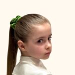 Šilkinė žalia gumytė plaukuose