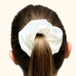 balta šilkinė gymelė