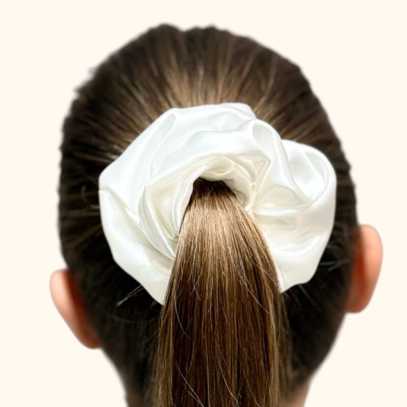 balta šilkinė gymelė