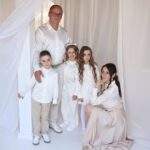 balti šilkiniai marškiniai visai šeimai